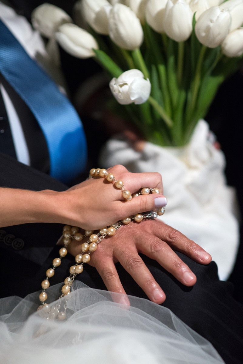 detalhes da noiva segurando o teço na mão de seu pai. Casamento lingo em Ribeirão Preto - SP