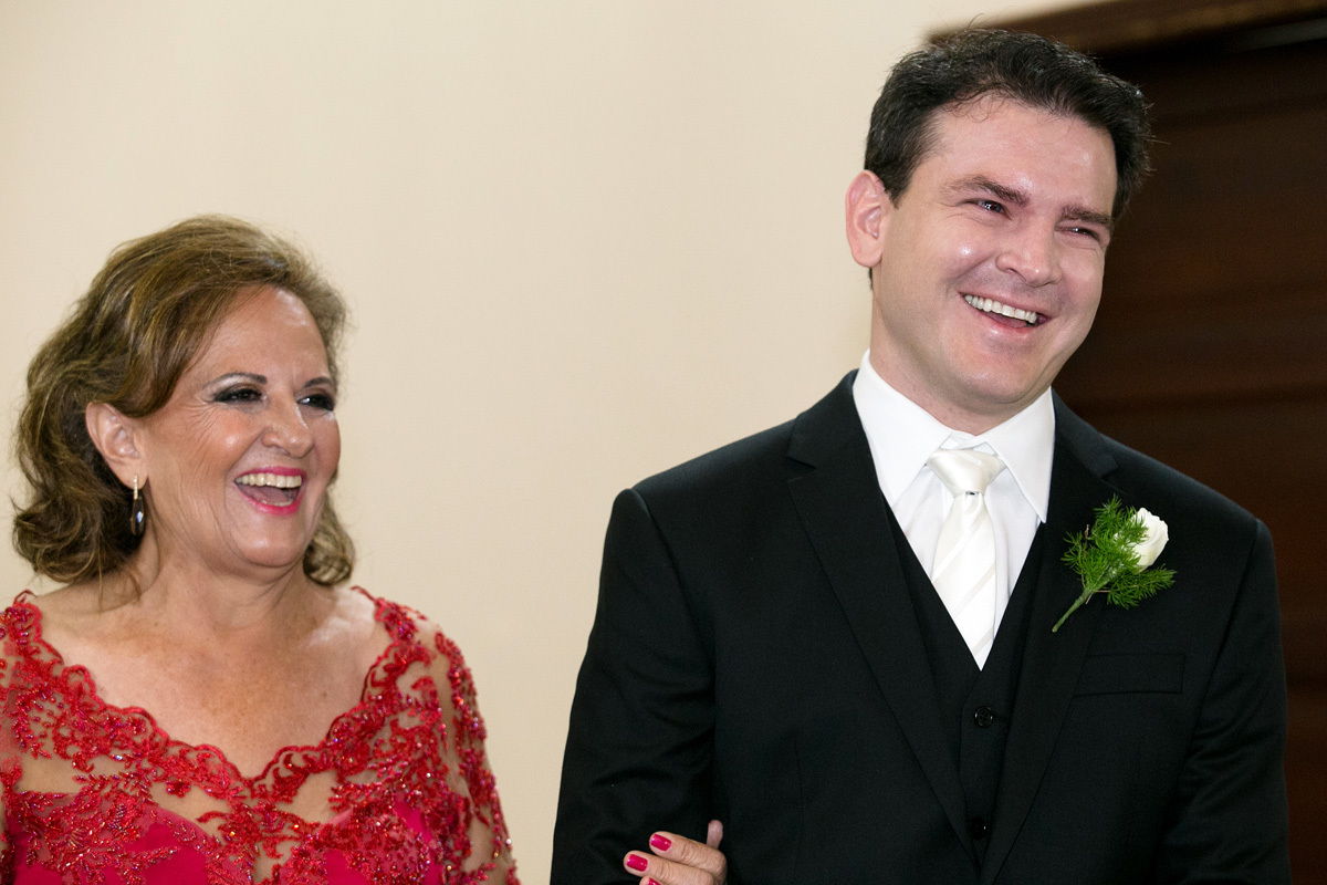 noivo sorridente aguardando sua noiva entrar