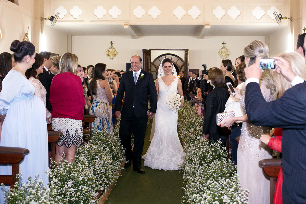 Noiva entrando na igreja Estigmatinos em Ribeirão Preto - SP, momento de muita emoção.
