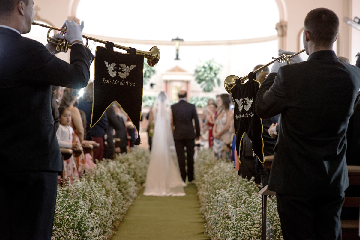 Detalhes da noiva entrando na igreja Estigmatinos em Ribeirão Preto - SP