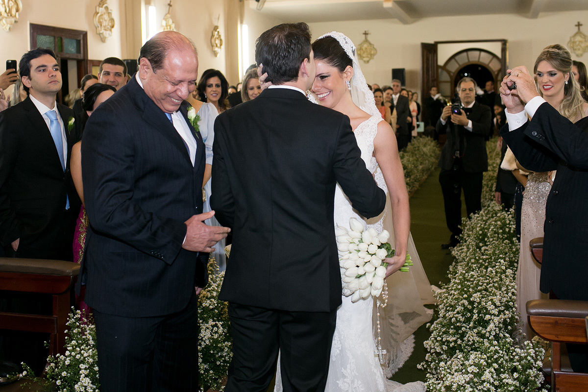 beijo na testa da noiva no casamento de Marcela e Renato em Ribeirão Preto SP