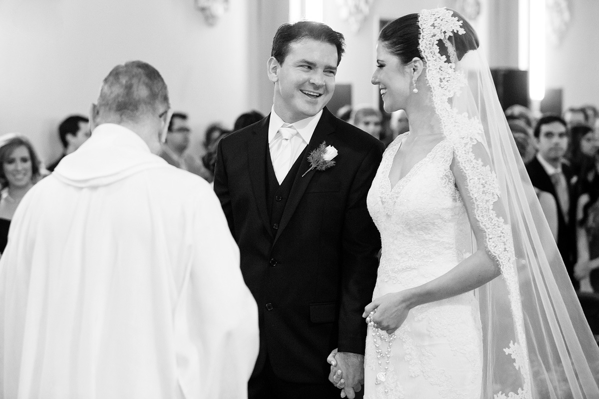 Troca de olhares dos noivos Marcela e Renato em Ribeirão Preto, interior de São Paulo