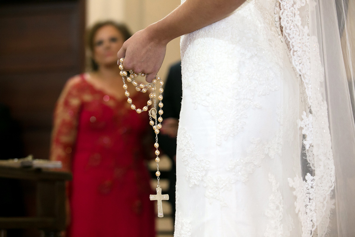 detalhe da noiva segurando o terço, foto linda de detalhes