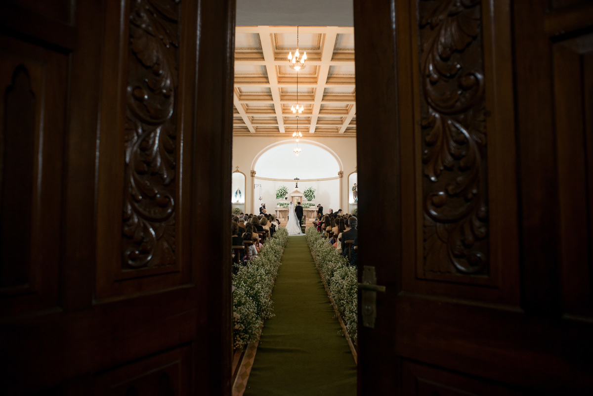 foto artística do casamento do Renato e Marcela na capela Estigmatinos em Ribeirão Preto - SP