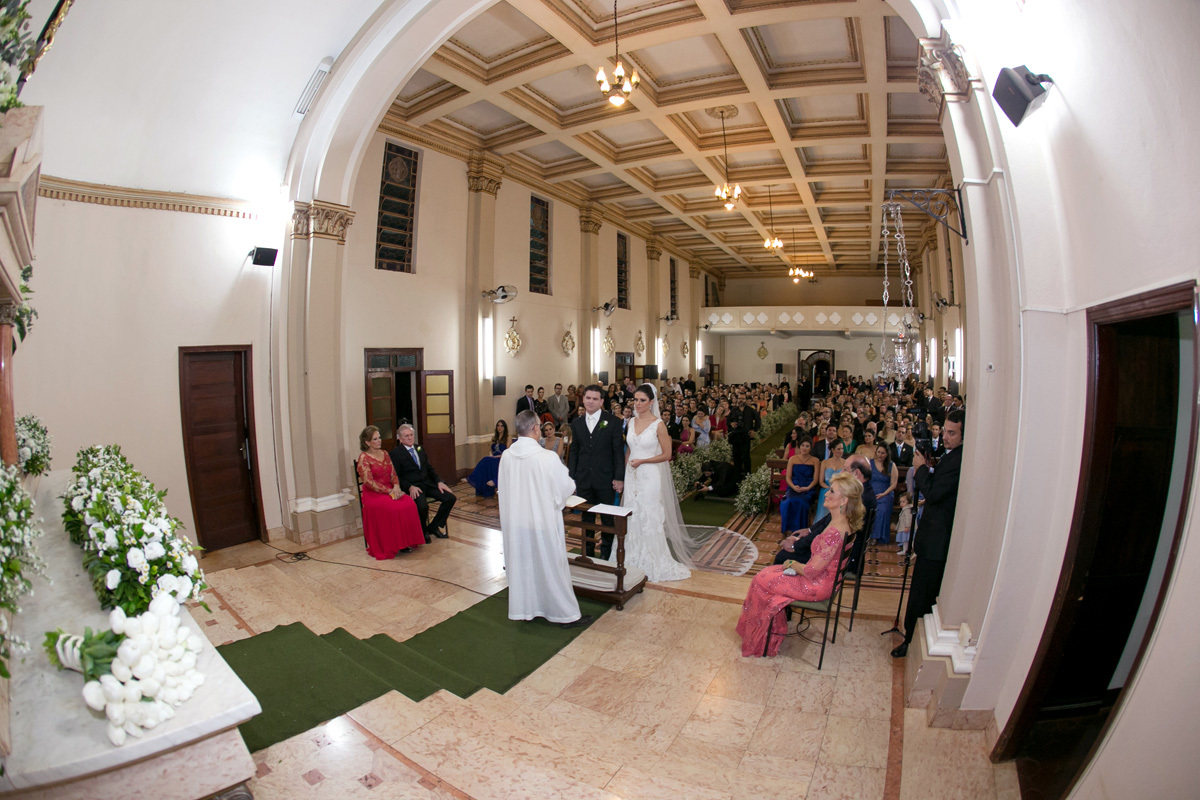 noivos no altar em sua cerimonia de casamento em Ribeirão Preto - SP