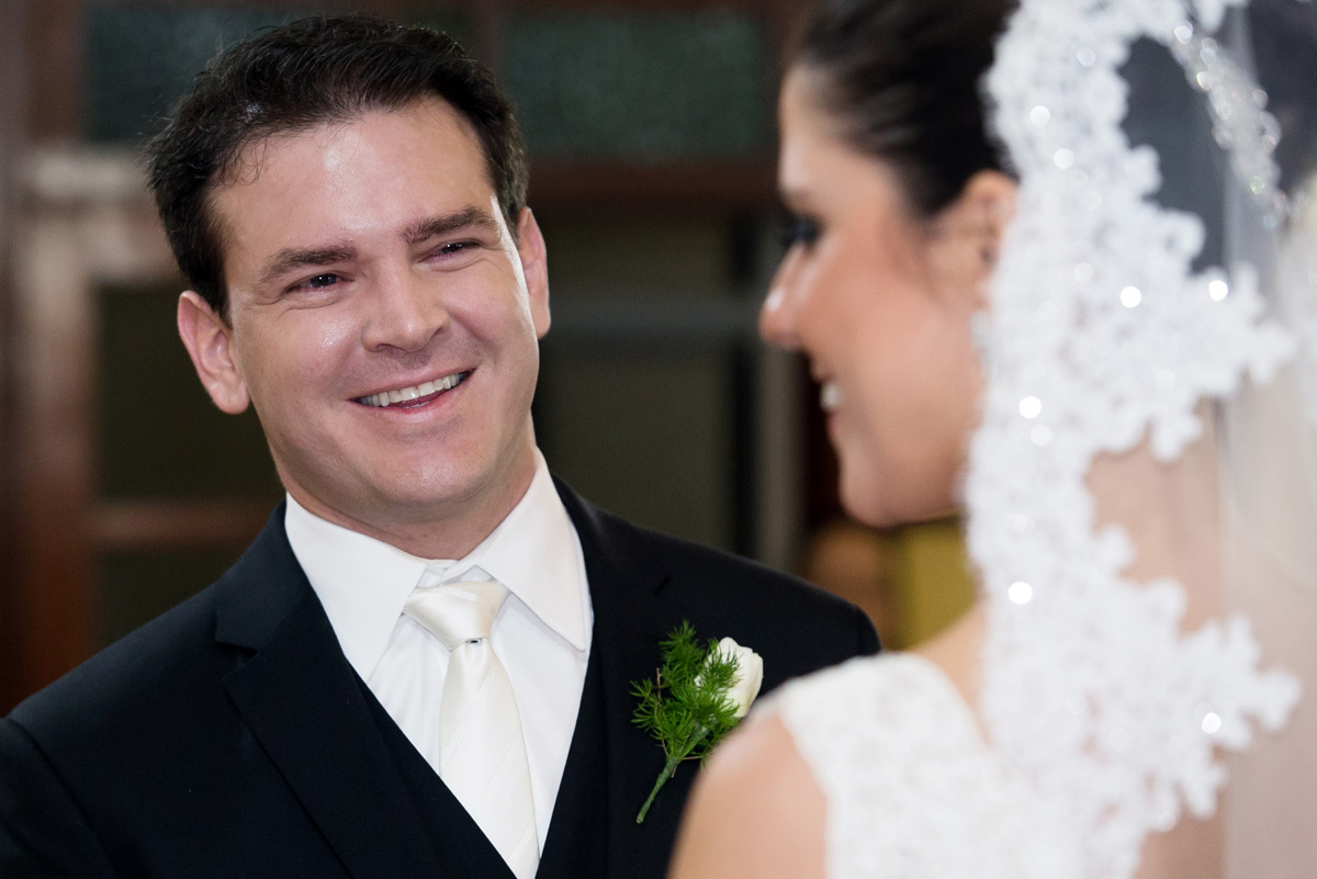 lindo sorriso do noivo no casamento de Renato e Marcela. Fotografo de Casamento em Ribeirão Preto, interior de São Paulo