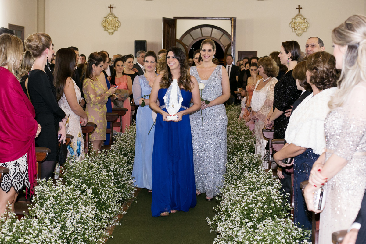 madrinhas entrando na igreja com a imagem de Nossa Senhora.