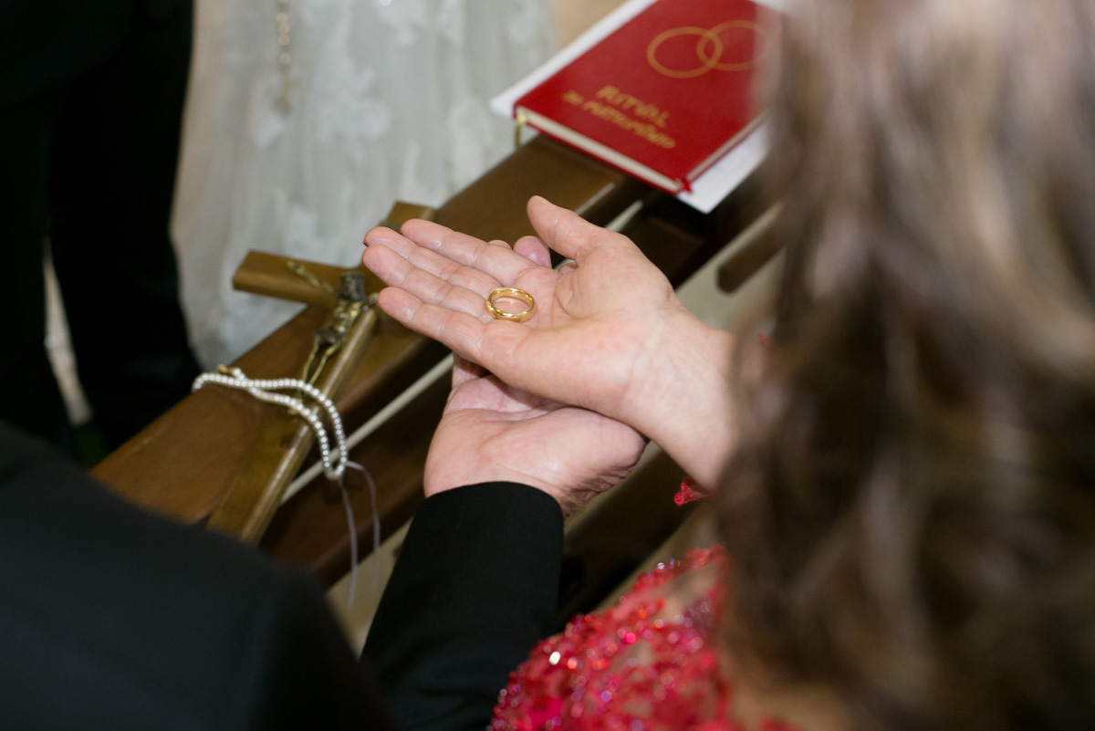 alianças sendo segurada pela mãe do noivo em um casamento na cidade de Ribeirão Preto - SP