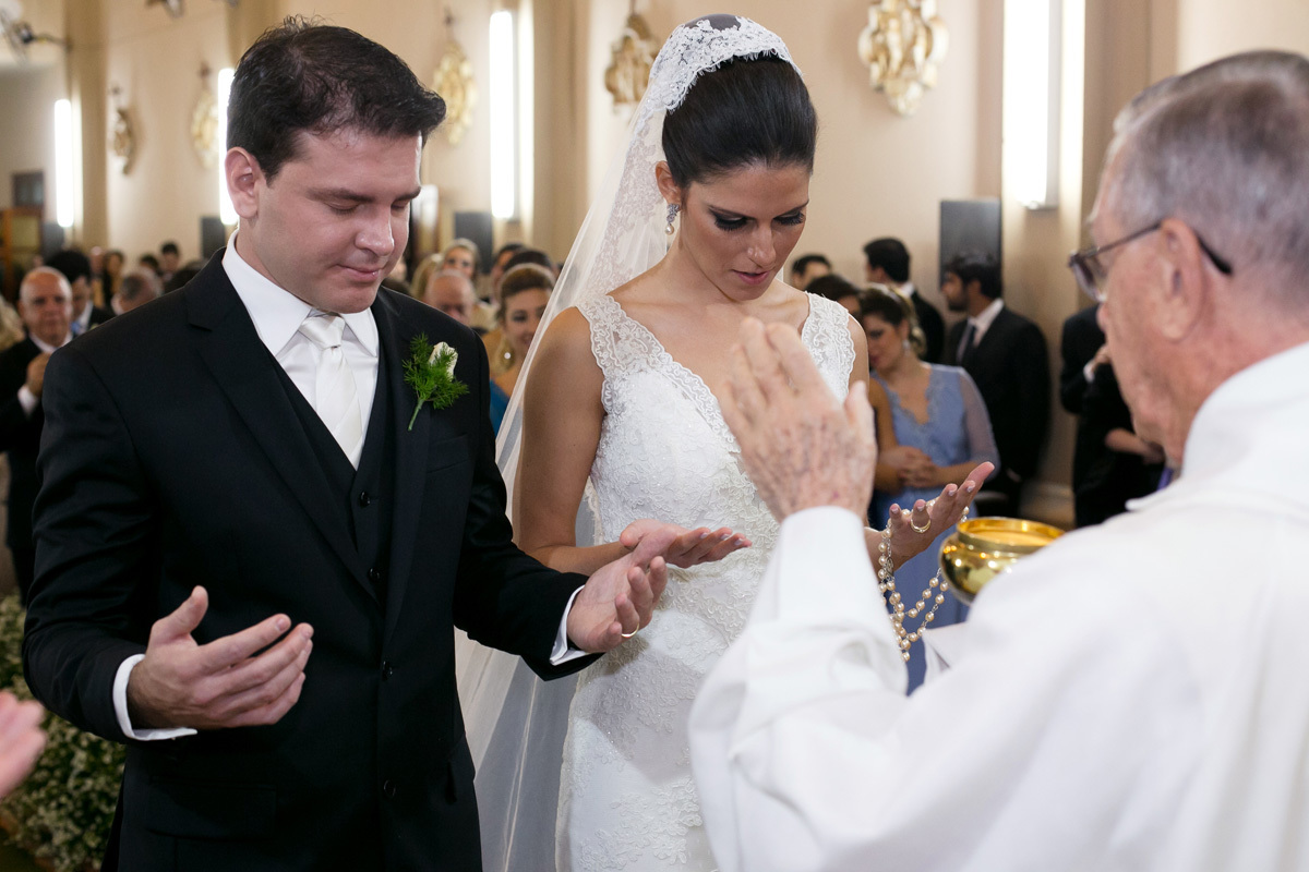 benção do padre aos noivos Marcela e Renato