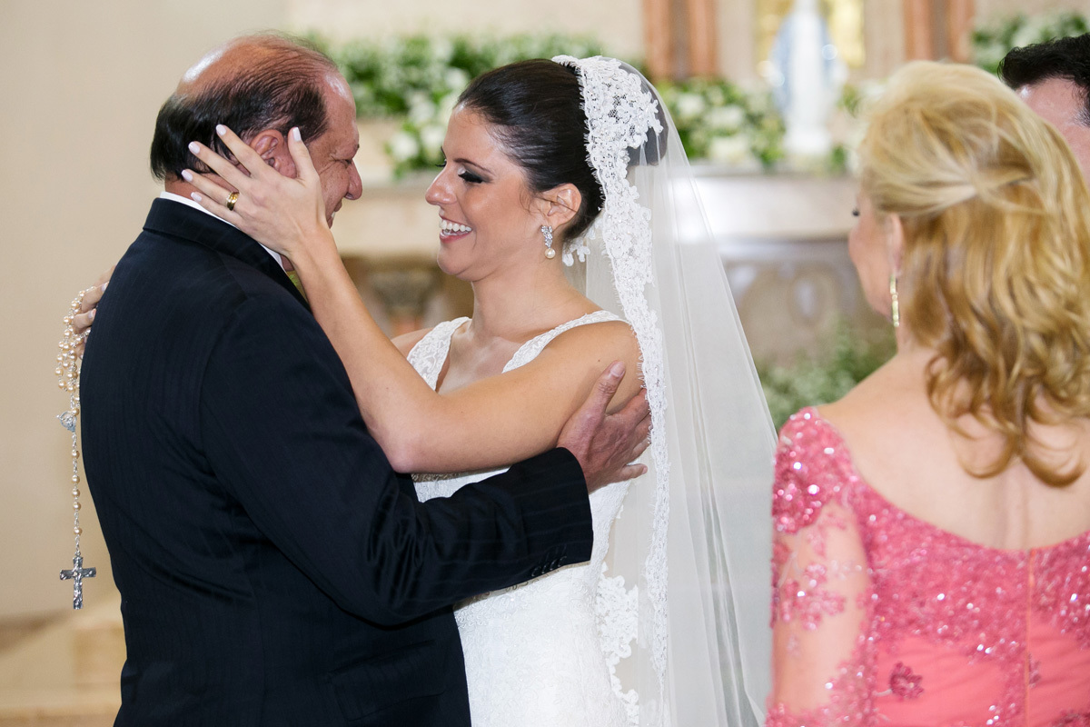 Carinho do pai da noiva no casamento de Marcela e Renato