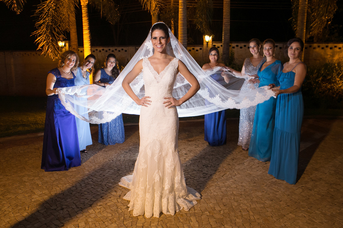 Madrinhas segurando o vestido de noiva da Marcela na Casa de Campo, interior de São Paulo