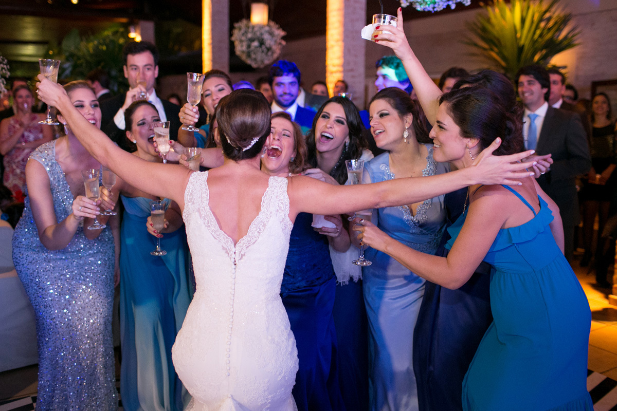 abraço da noiva nas madrinhas na Casa de Campo em Ribeirão Preto - SP