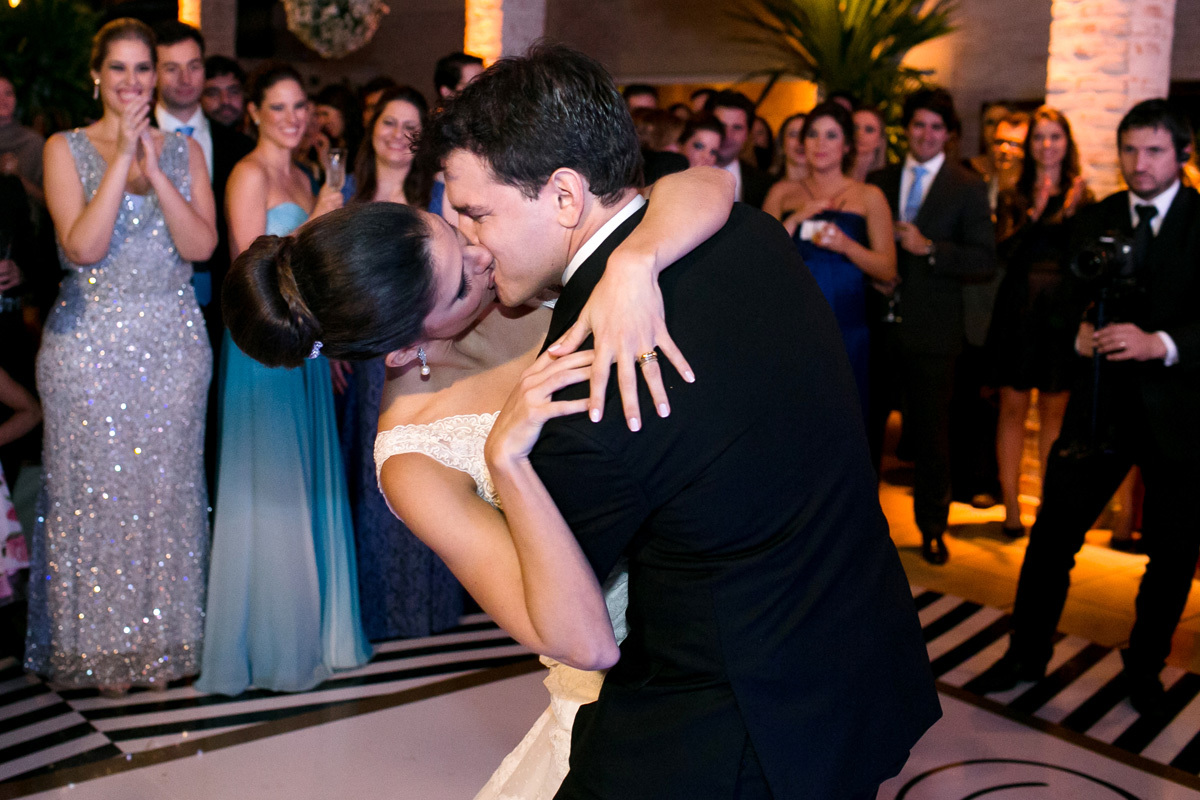 beijo apaixonado dos noivos em Ribeirão Preto - SP