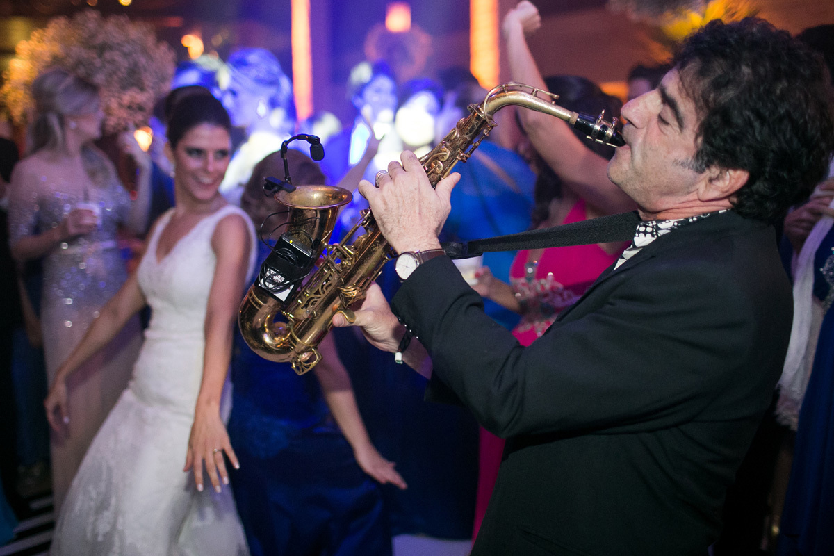 noiva dançando com George Israel tocando seu sax na casa de Campo, interior de São Paulo.
