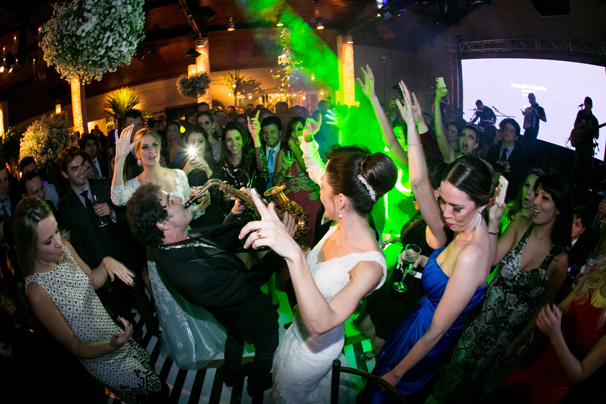 George Israel tocando no meio dos convidados na festa de casamento da Marcela e do Renato
