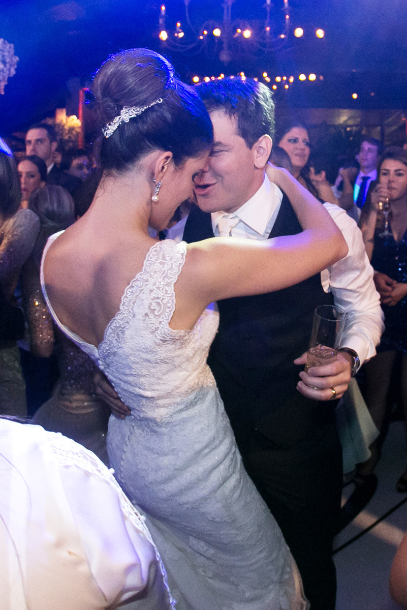 carinho dos noivos na festa de casamento da Marcela e Renato