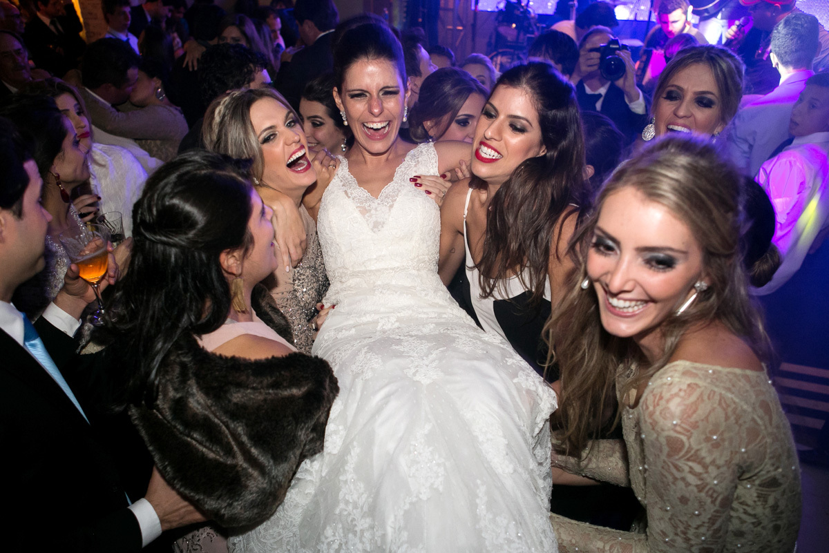  noivas segurando a noiva no colo na Casa de Campo, Ribeirão Preto, São Paulo