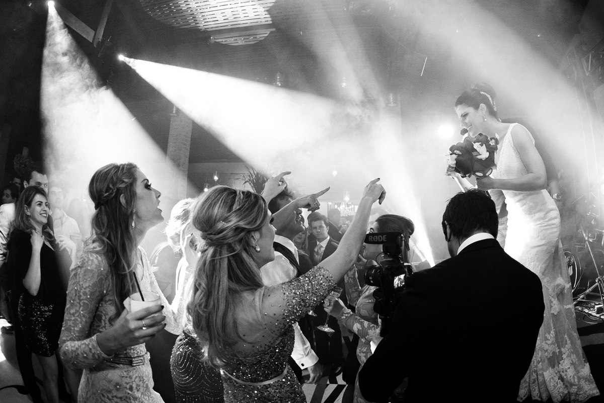 Noiva jogando o buque na Casa de Campo.