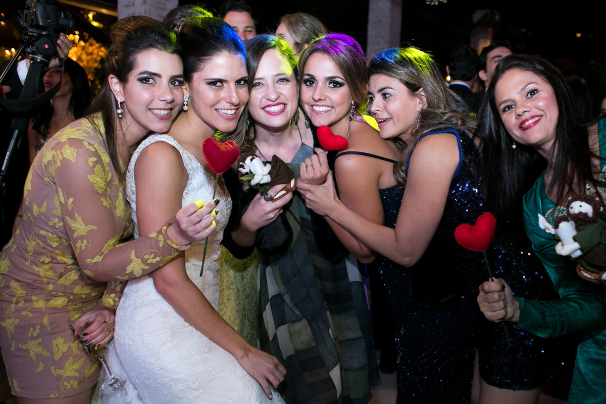 Noiva e convidados que pegaram o buque de Santo Antonio em sua festa de Casamento.