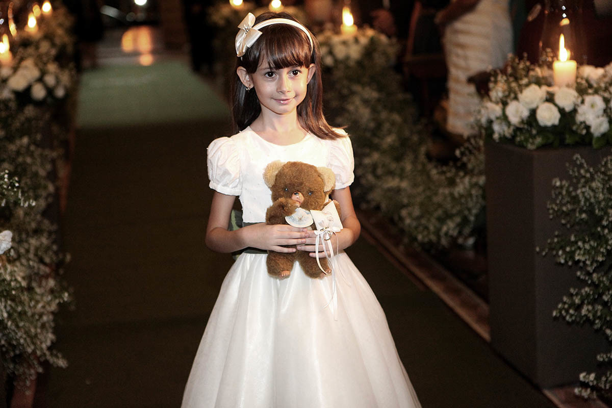 daminha entrando com alianças na capela estigmatinos em Ribeirão Preto