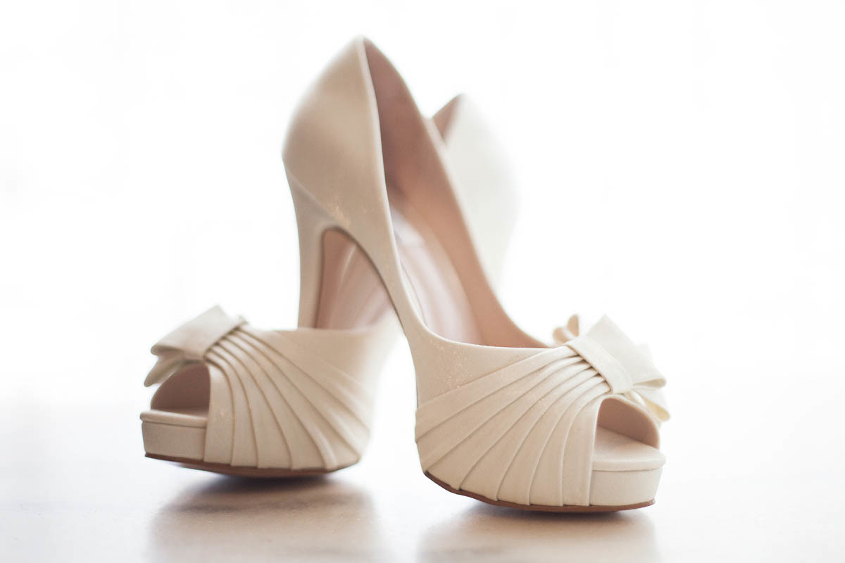 detalhes de um lindo sapato de noiva