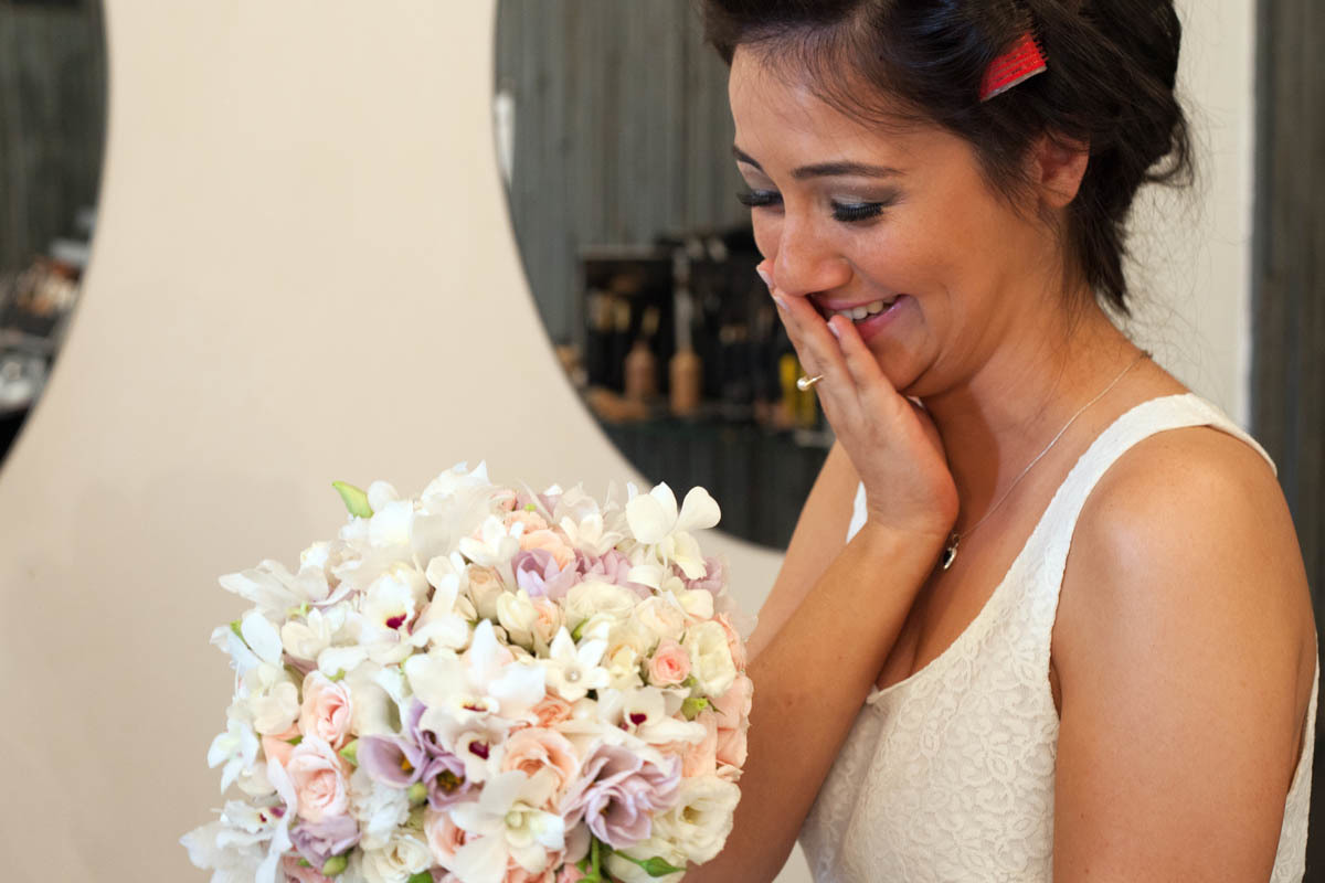 noiva admirando seu buque de casamento no make up realizado no Ricardo Perez em Ribeirão Preto - SP 