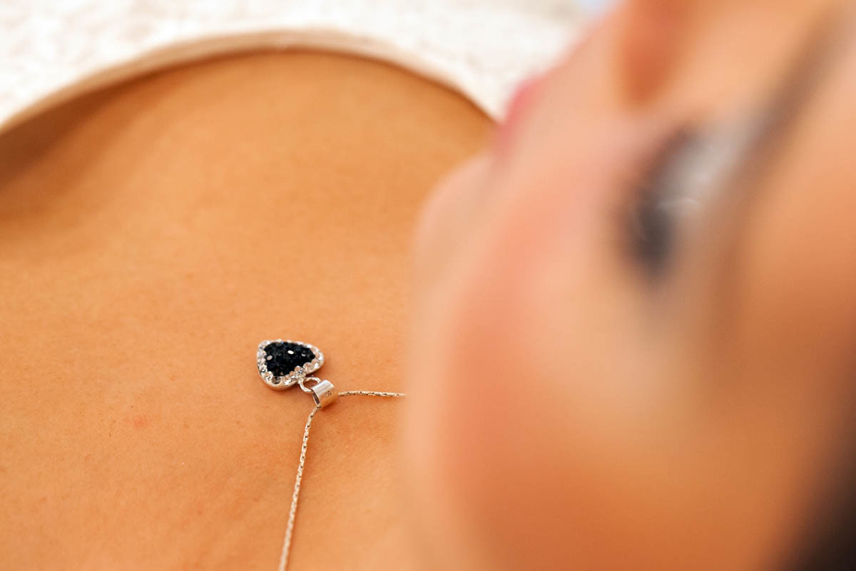 detalhe do colar da noiva em seu making of