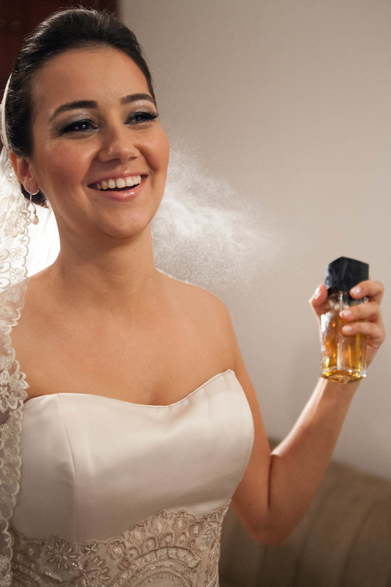 foto da noiva jogando o perfume em seu corpo