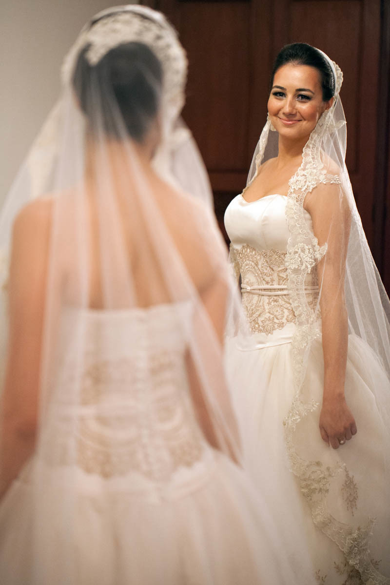 Noiva observando o seu lindo vestido no espelho