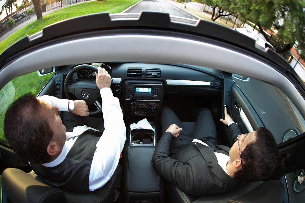 foto do noivo indo para a igreja  com seu pai dirigindo