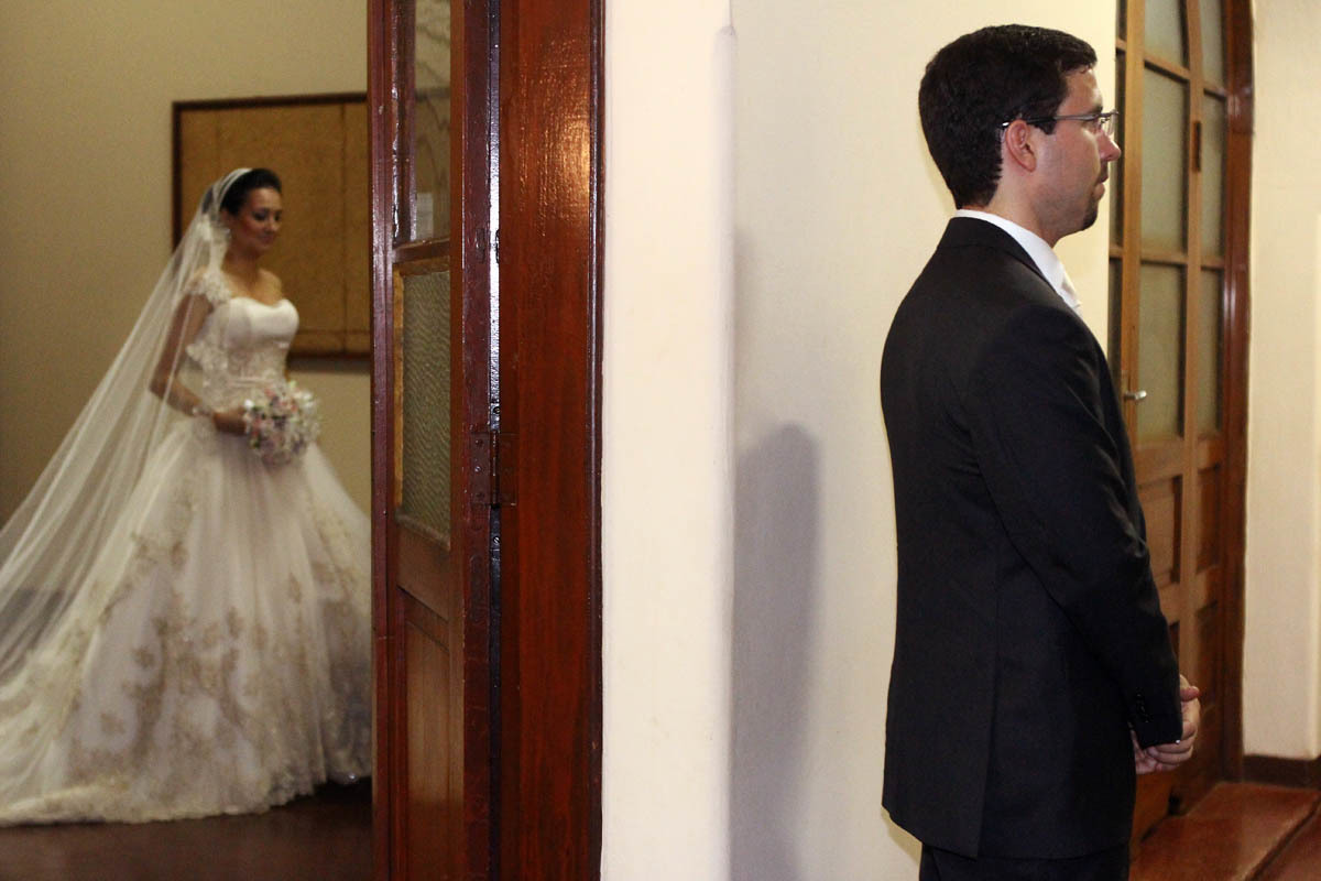 noiva e noivo sendo fotografados juntos no casamento da Juliana e do Fabio. 