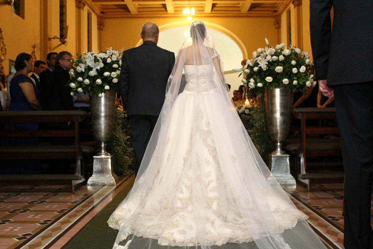 Foto da noiva entrando em seu casamento na igreja Estigmatinos capela em Ribeirão Preto - SP