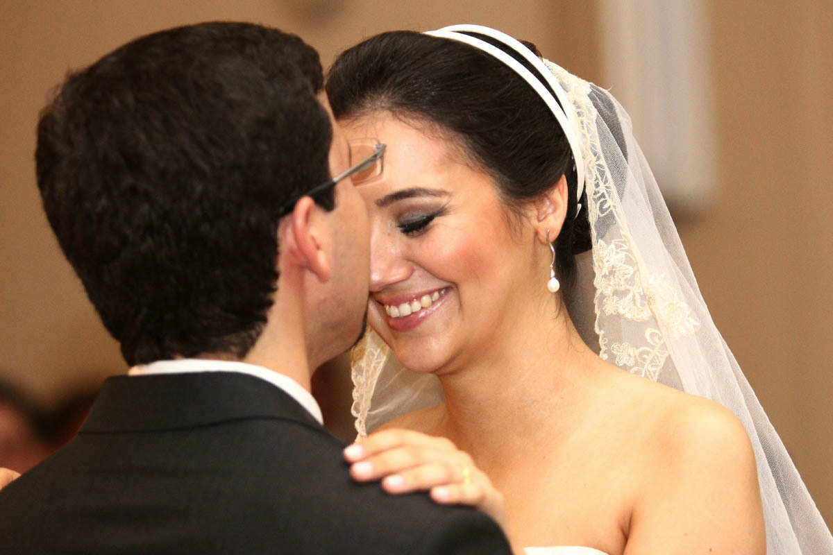 beijo do noivo na testa da noiva na cerimônia de casamento realizada em Ribeirão Preto - SP