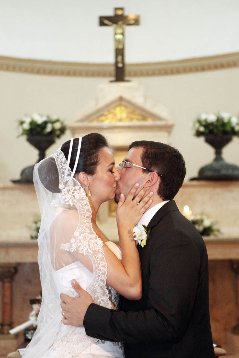 beijo dos noivos Fábio e Juliana na cerimonia de casamento em Ribeião Preto - SP