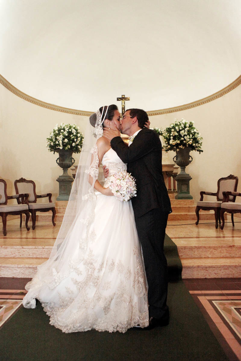 beijo dos noivos Fábio e Juliana na cerimonia de casamento em Ribeião Preto, capela Estigmatinos