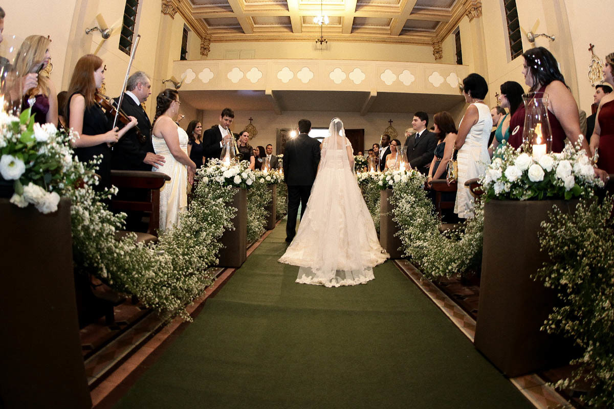 noivos saindo da igreja a caminho da recepção de seu casamento. 