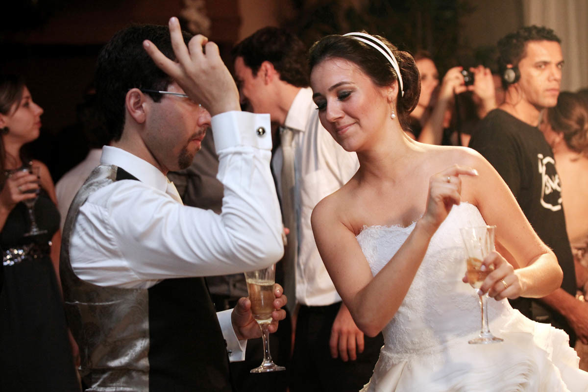 noivos bastante animados dançando ao som do Sambô em sua festa de casamento no Renato Aguiar - Ribeirão Preto SP