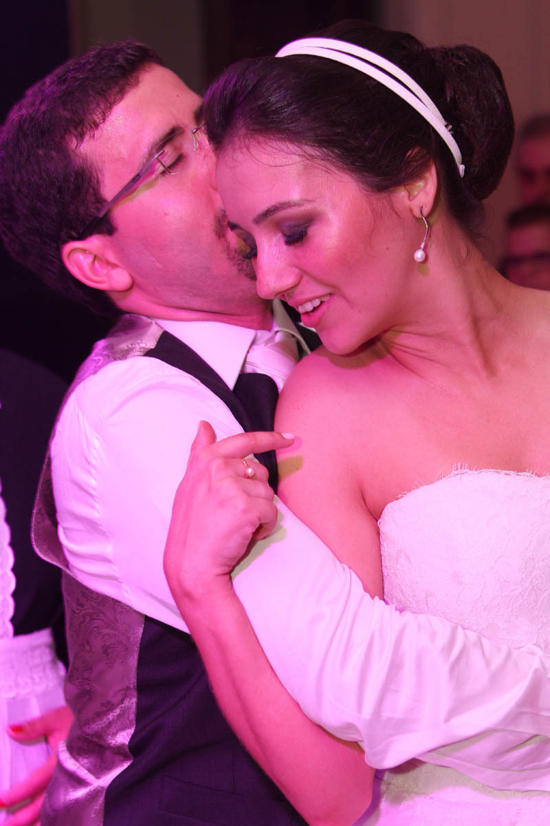 noivo beijando a noiva no casamento realizado no Renato Aguiar em Ribeirão Preto - SP