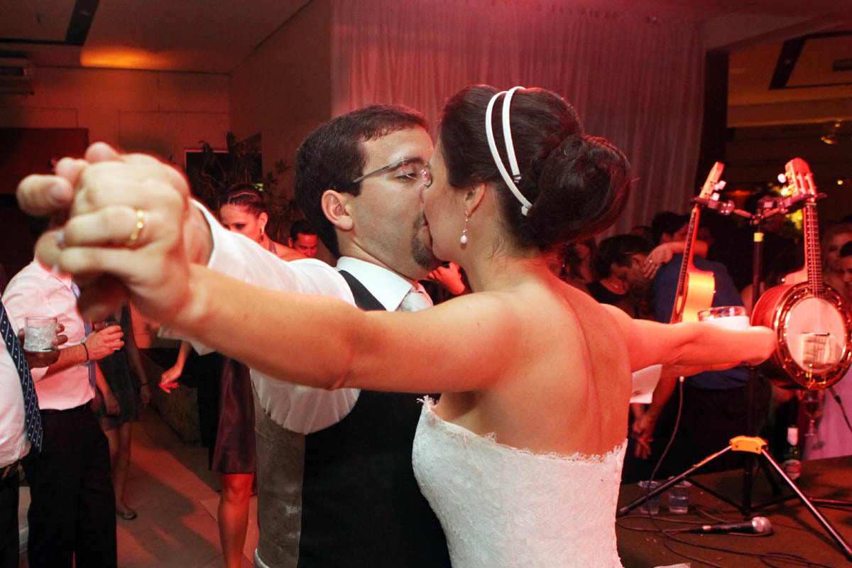 noivos se divertindo com o som do Sambô em sua festa de Casamento