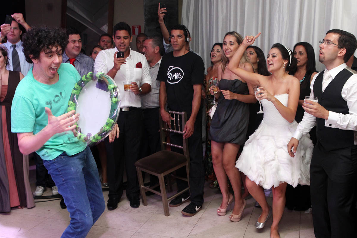 Sandamí brincando com o pandeiro no casamento do Fábio e da Juliana realizado no Renato Aguiar em Ribeirão Preto - SP