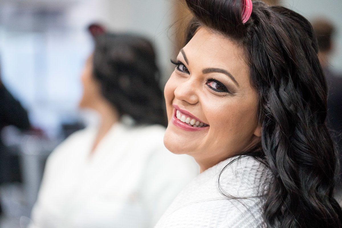 sorriso da noiva no make up quase pronta para se casar no L'eclat Centro de Beleza