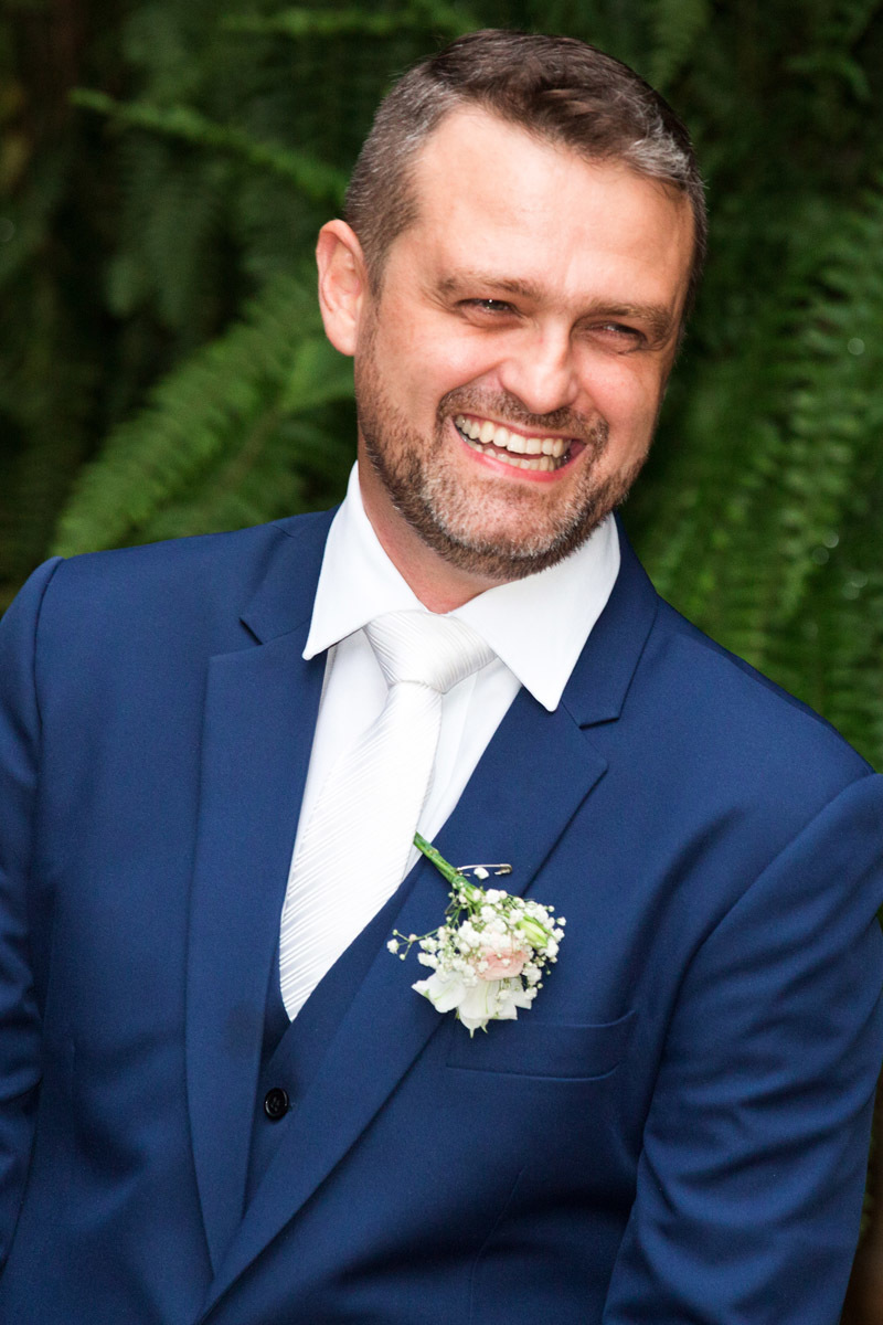 lindo sorriso do noivo ao observar sua noiva descendo as escadas do Amici Ristorante para o casamento.