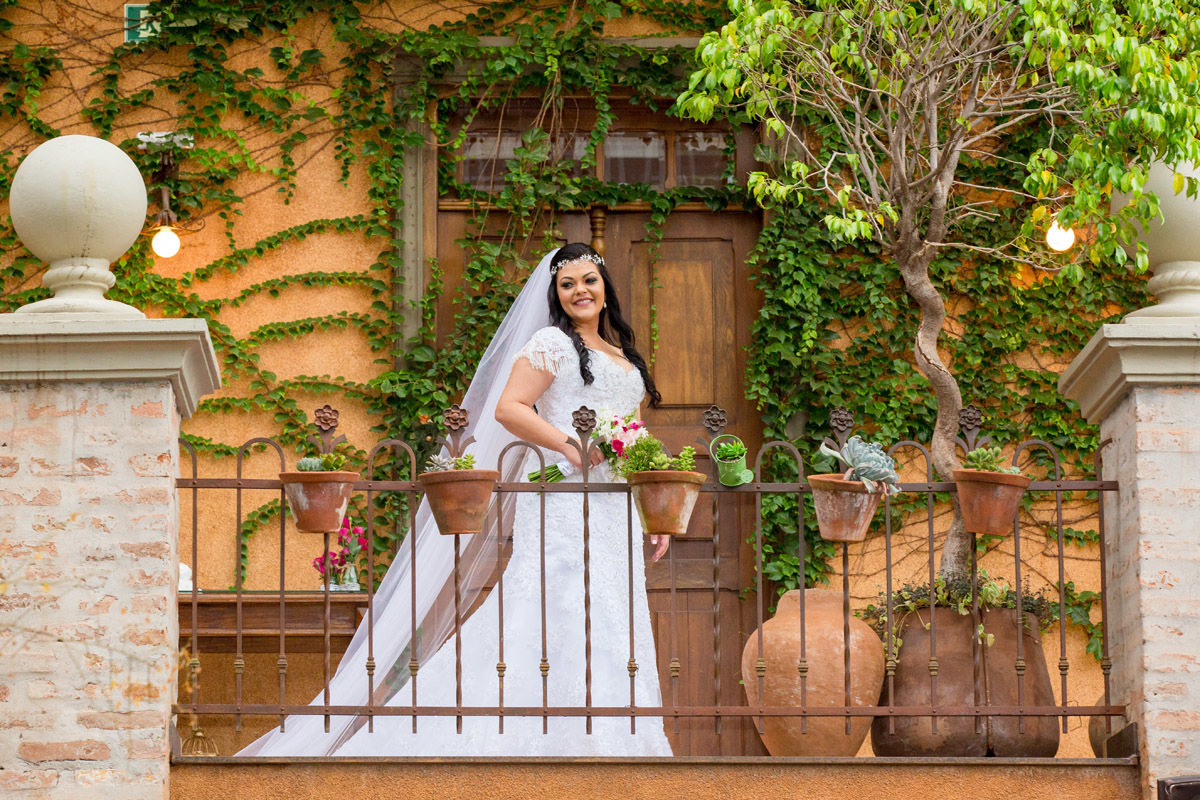 Noiva entrando no altar no Amici Ristorante olhado todos os convidados.