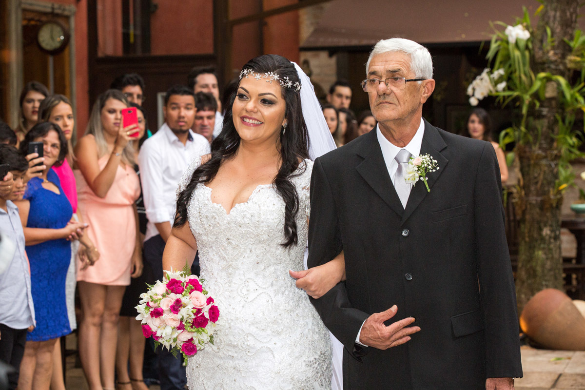 noiva e seu pai indo ao encontro do noivo no casamento de Andréia e Júlio