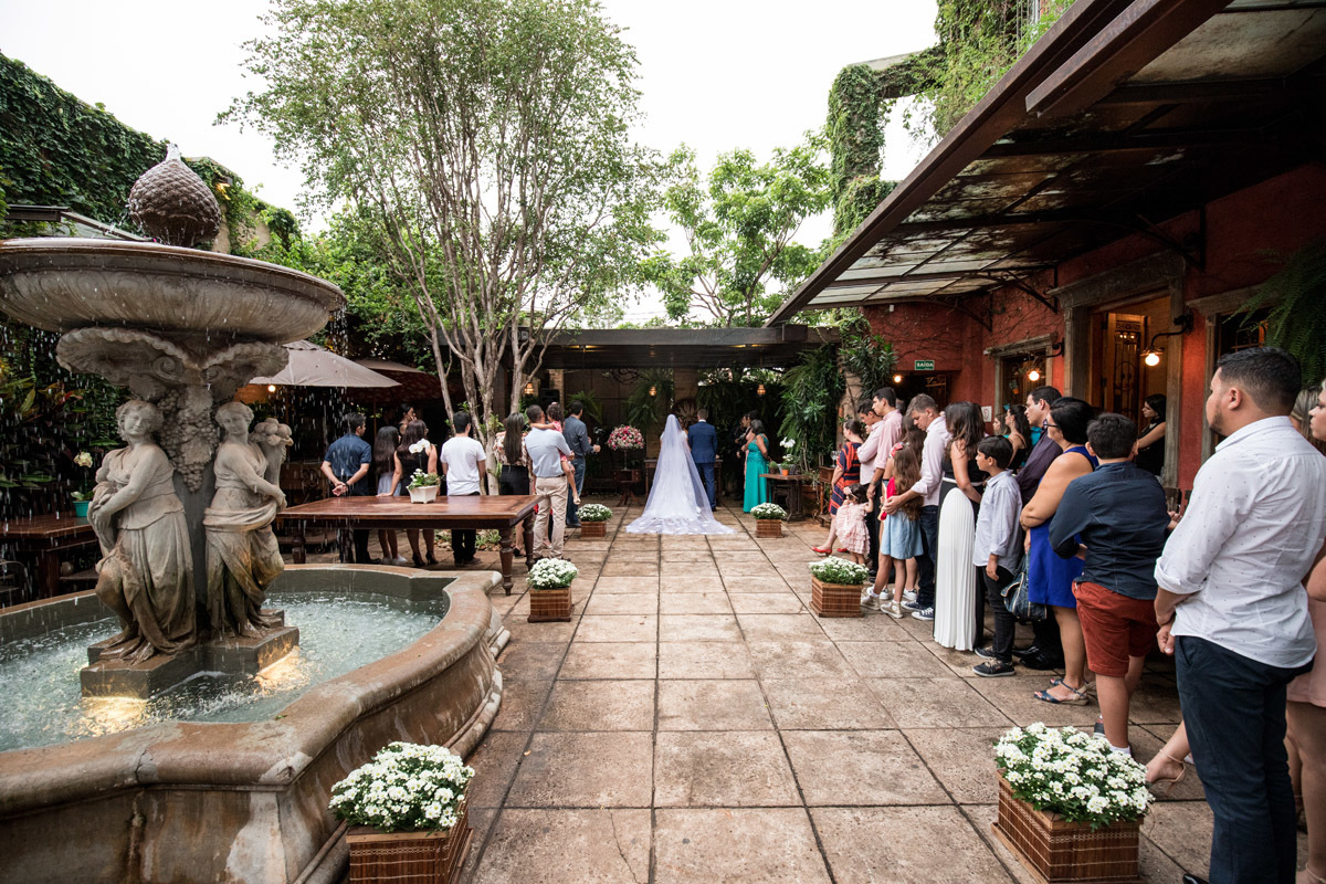 detalhes dos noivos no altar enquanto o celebrante celebra o casamento