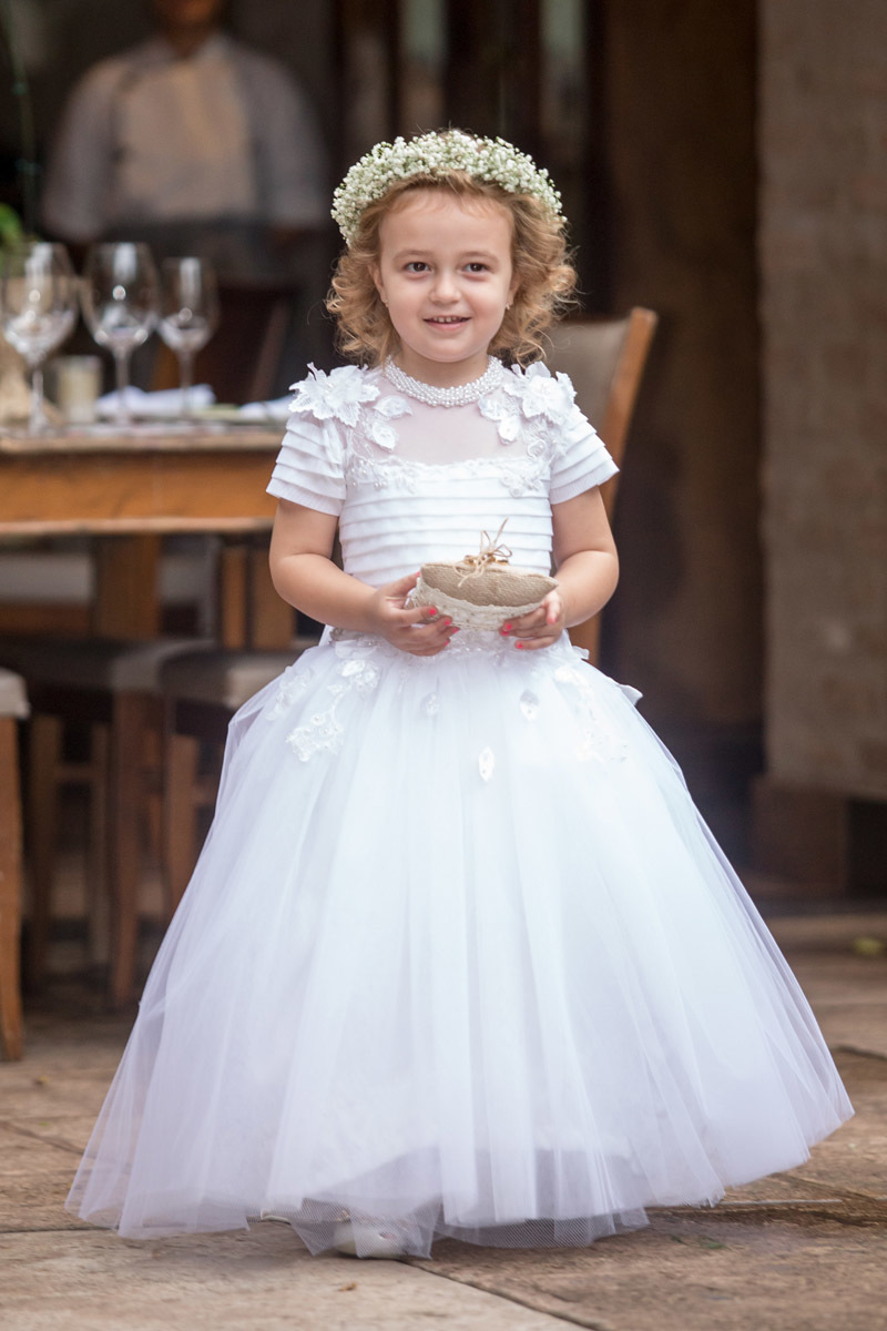 filha da noiva entra de daminha segurando as alianças de casamento