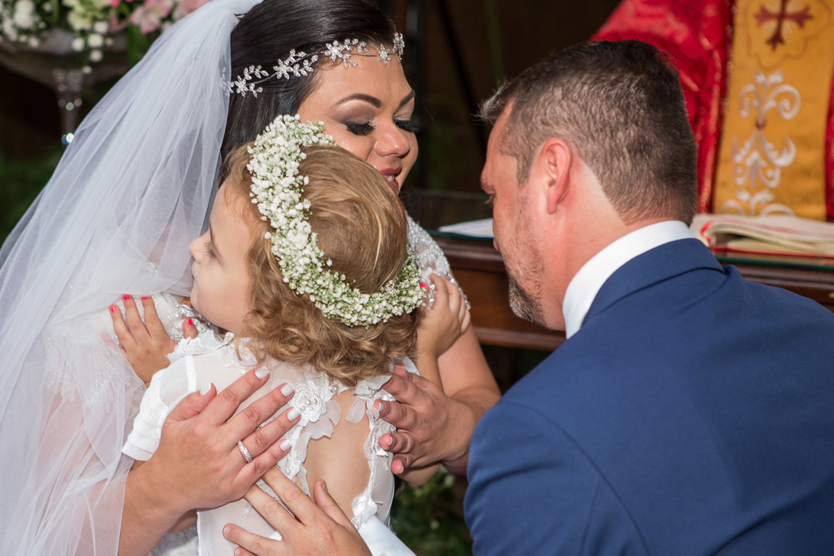 abraços da daminha nos noivos após entregar as alianças no casamento da Andréia e Julio no Amici - Ribeirão Preto