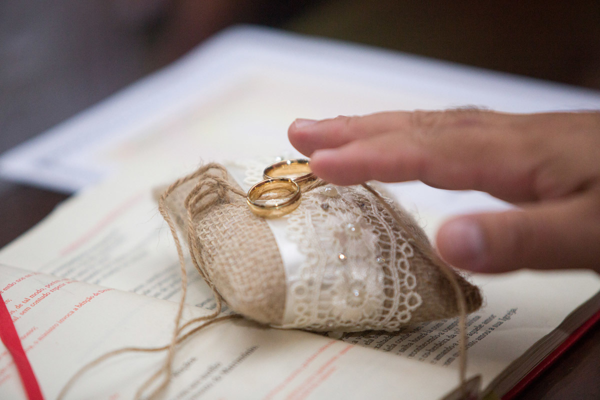 benção das alianças de casamento felta pelo Padre Alexandre Ortodoxo no casamento da Andréia e Júlio