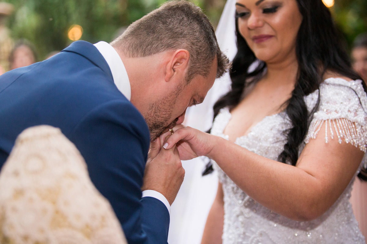 noivo beija a aliança da noiva, foto realizada pelo fotografo de casamento Leandro Frin em Ribeirão Preto - SP