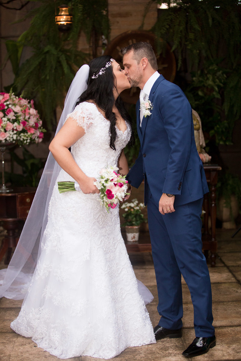 beijo dos noivos após a cerimonia de casamento